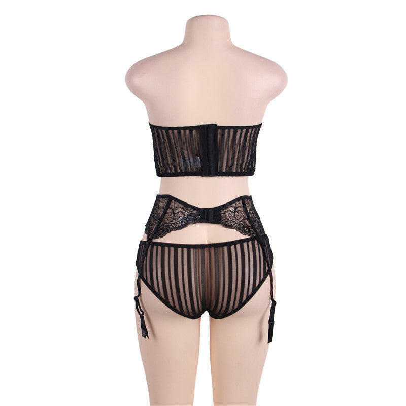 Three-point bra with garter panties